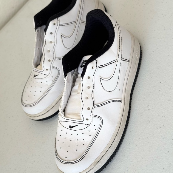 Nike Air Force 1 kids / youth size 2Y White Sneakers with black needs laces - Picture 2 of 8